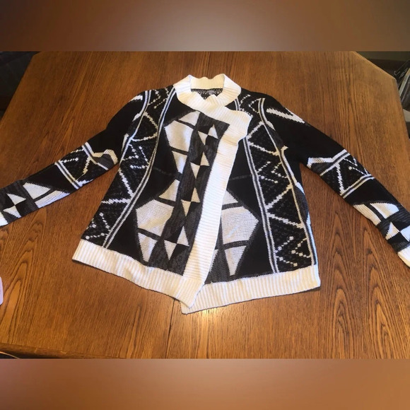 Charlotte Russe Geometric Cardigan - Picture 2 of 11